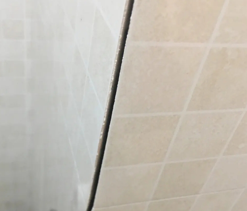 宣恩瓷砖空鼓维修公司分享阳台瓷砖脱落的修复过程可以分为以下几个步骤